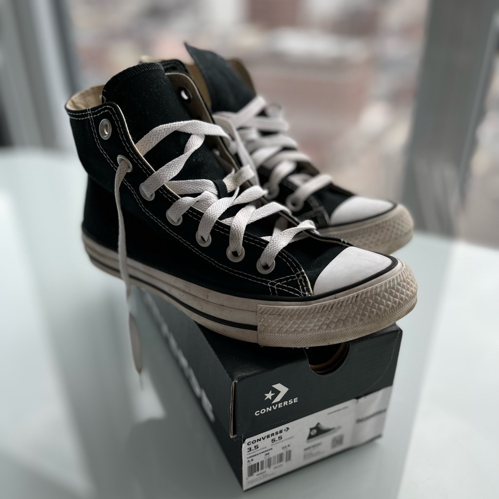 Converse Women’s US 5.5.  Gently used.  Only worn a couple of times.